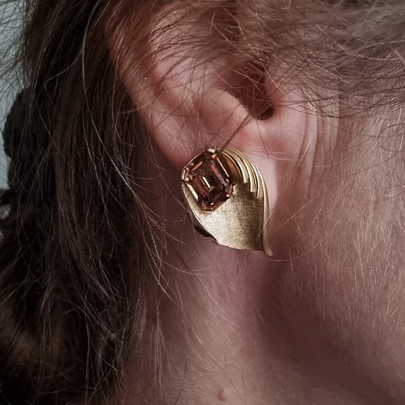 Rare Find Vintage TRIFARI Gold-Tone Leaf Clip-On Earrings W/ Amber Rhinestones - Picture 2 of 5